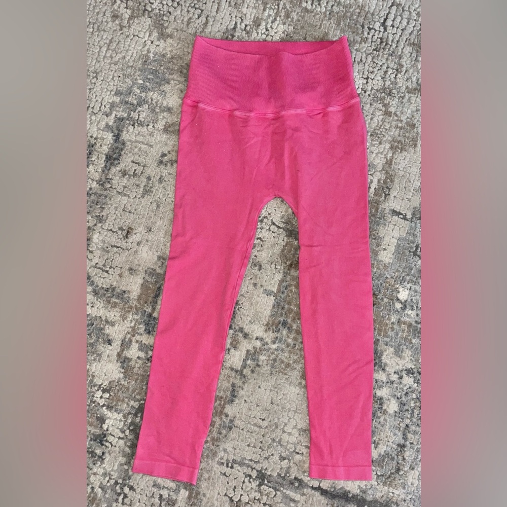 Nikibiki Cropped Pink Leggings size small